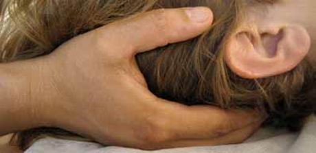Craniosacrale Therapie am Pulssystem des Gehirns
