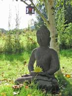 Buddhafigur im Garten